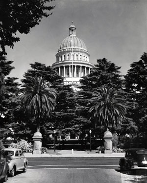 A view of the State Capitol from the west side in the 1940s before the granite and masonry fence were removed